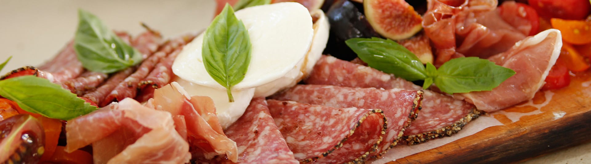 Gevulde antipastiplank met salami, mozzarella en vijgen