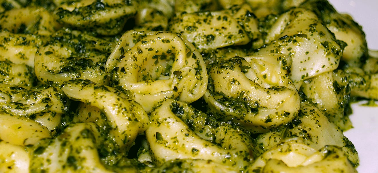 Verse tortellini met pesto en Parmezaan